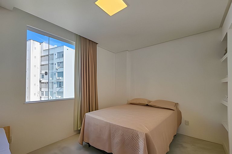 Apto na Barra com Ar Condicionado a 500m da Praia