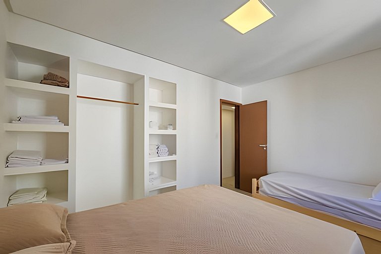 Apto na Barra com Ar Condicionado a 500m da Praia