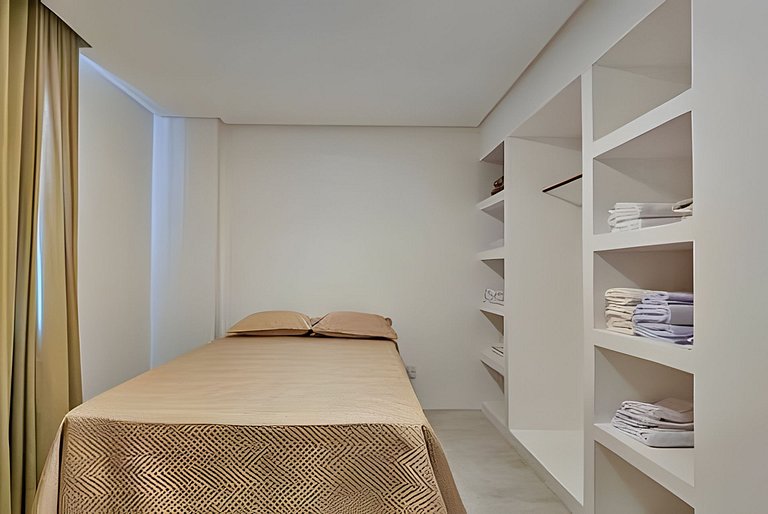 Apto na Barra com Ar Condicionado a 500m da Praia