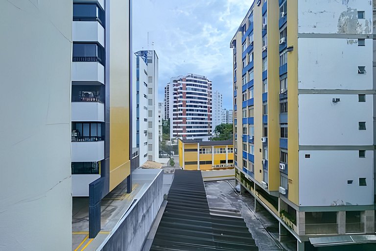 Apartamento com Ar-condicionado à 1km da Barra