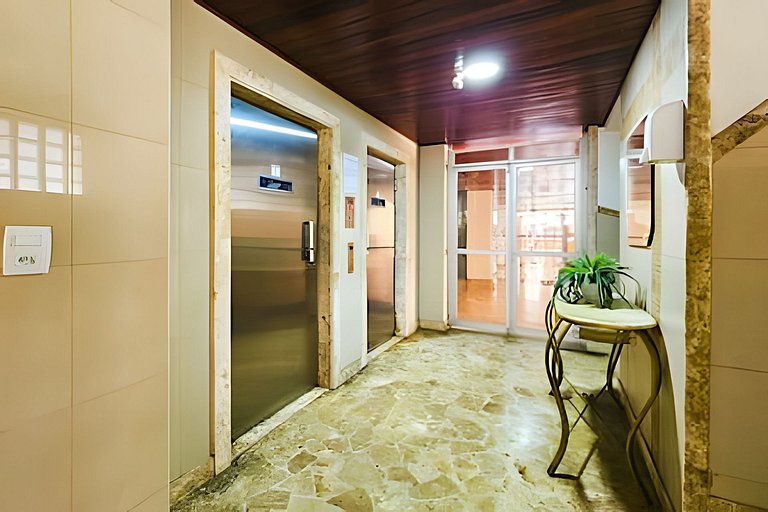 Apartamento com Ar-condicionado à 1km da Barra