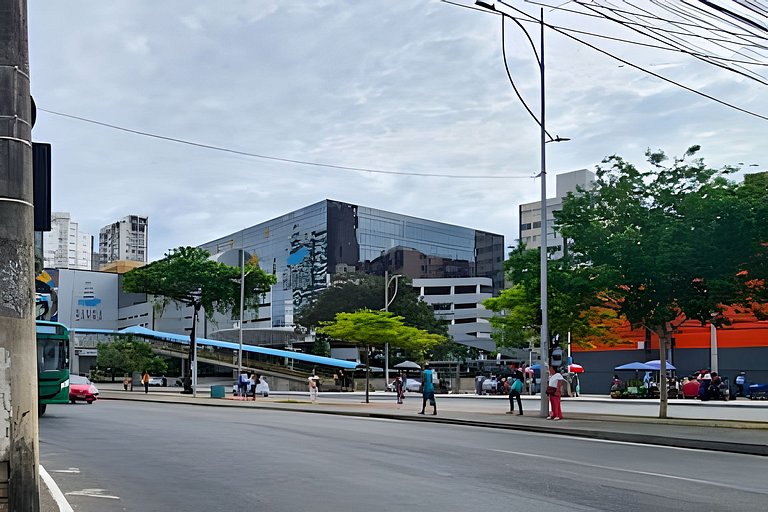 Apartamento com Ar-condicionado à 1km da Barra